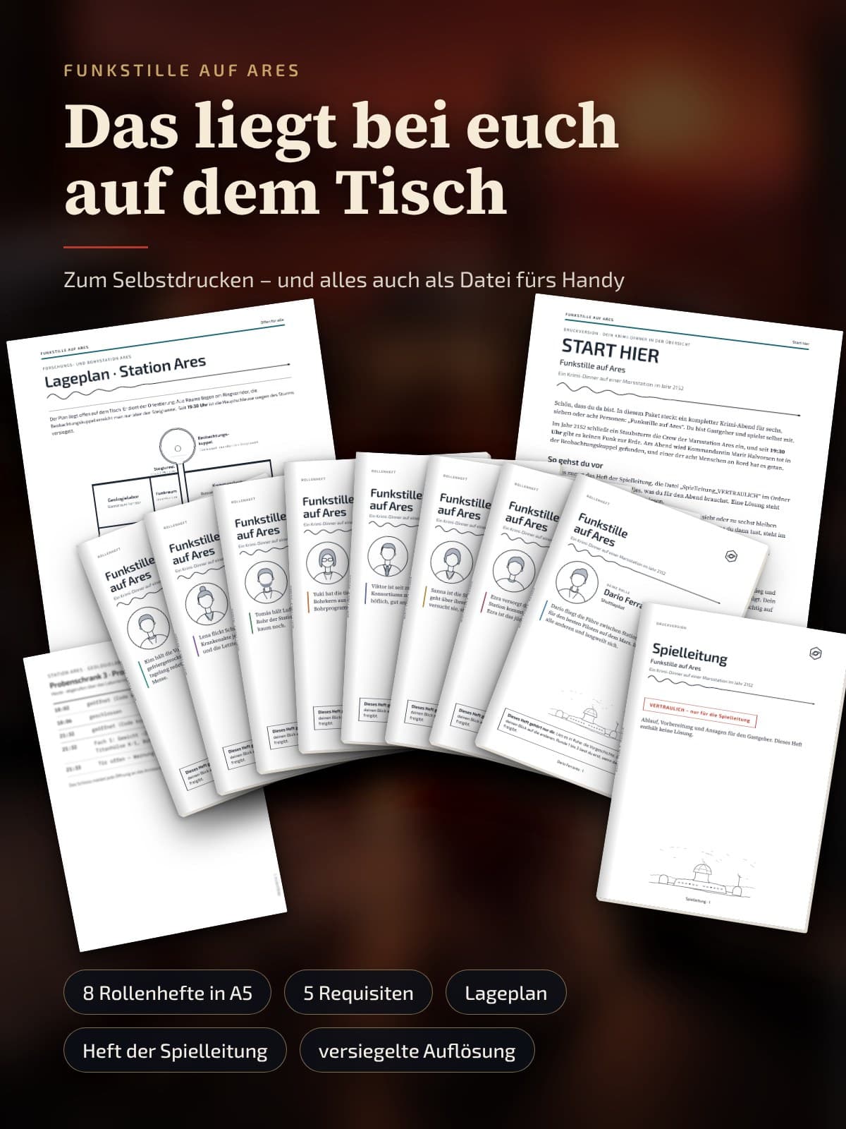 Die ausgedruckten Unterlagen auf einem Tisch: Rollenhefte in A5, Lageplan, START HIER, Heft der Spielleitung und eine Requisite